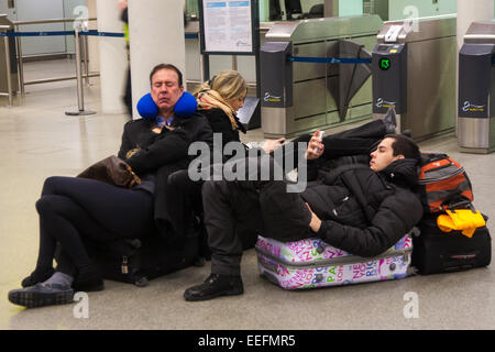 Londra, Regno Unito. Xvii gen, 2015. Una coda di centinaia di metri lungo le forme come migliaia di viaggiatori che intendono recarsi in Europa sul treno Eurostar sono bloccati come rapporti misti di fumo, biossido di carbonio e di un autocarro incendio nel tunnel del nord causa la sua chiusura, costringendo la cancellazione di tutti i servizi. Credito: Paolo Davey/Alamy Live News Foto Stock