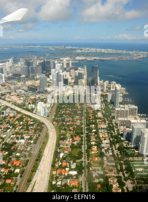 Vista aerea del centro cittadino di Miami, Florida visto da di atterraggio aereo Foto Stock