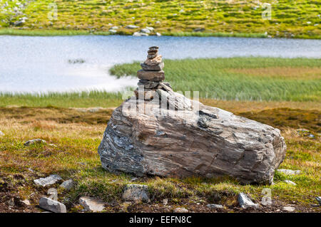 Il tumulo di pietra come un marchio di navigazione sulla montagna Norvegese Foto Stock