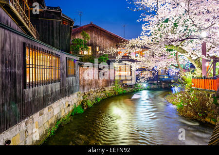 Kyoto, Giappone a Shirakawa canal nel quartiere di Gion. Foto Stock