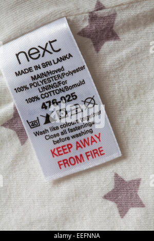 Next Made in Sri Lanka tenere lontano dal fuoco - etichetta in abbigliamento - venduto nel Regno Unito, Gran Bretagna - cura simboli di lavaggio e istruzioni Foto Stock