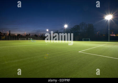 Berlino, Germania, campo di calcio con i proiettori di notte Foto Stock
