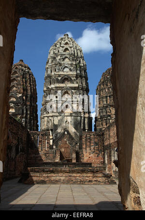 Sukhothai, Thailandia Buddha Wat Sa Si nella parte anteriore del Sukhothai Historical Park Foto Stock