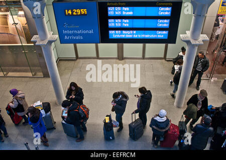 Londra, Regno Unito. Xvii gen, 2015. Coda di passeggeri nella stazione di St. Pancras, London, England Regno Unito come è stato annunciato che tutti i treni Eurostar vengono annullati a causa di un problema di infrastruttura (successivamente noto per essere un camion fuoco) nell'Eurotunnel. Credito: Julie friggitrice/Alamy Live News Foto Stock