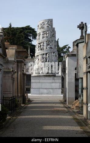 Milano, Italia, magnifica tomba tempi e mausolei del Cimitero Monumentale Foto Stock