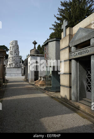 Milano, Italia, magnifica tomba tempi e mausolei del Cimitero Monumentale Foto Stock