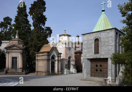 Milano, Italia, magnifica tomba tempi e mausolei del Cimitero Monumentale Foto Stock