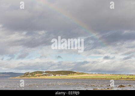 Rainbow su Moray Firth a Alturlie vicino a Inverness in Scozia. Foto Stock