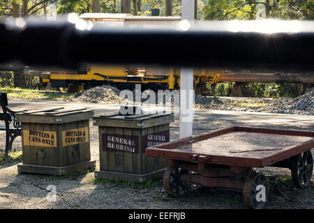 Rifiuti di legno Bin a Menzies Creek stazione ferroviaria Foto Stock