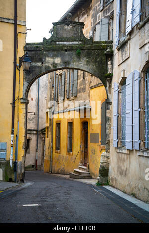 Street e gateway, Arles, Bouches-du-Rhone, Francia Foto Stock