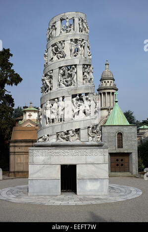 Milano, Italia, magnifica tomba tempi e mausolei del Cimitero Monumentale Foto Stock