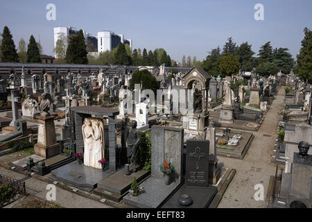 Milano, Italia, magnifica tomba tempi e mausolei del Cimitero Monumentale Foto Stock