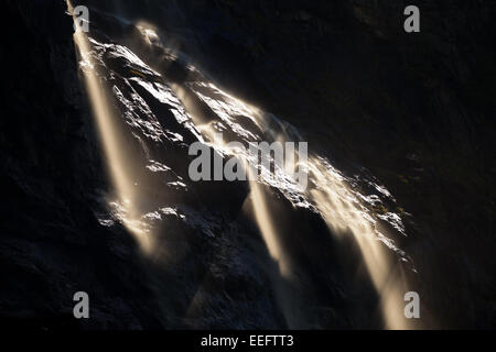 Cascate di Gravdefossen nella valle di Romsdalen, Møre og Romsdal, Norvegia. Foto Stock