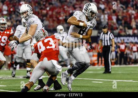 Arlington, Texas, Stati Uniti d'America. Xii gen, 2015. Oregon Ducks quarterback Marcus Mariota (8) è forzata a scramble e non può andare oltre il paranco da Ohio State Buckeyes linebacker Darron Lee (43) durante il College Football Playoff campionato nazionale di gioco tra la Ohio State Buckeyes e l'Oregon Ducks di AT&T stadium di Arlington, Texas. Il Buckeyes sconfitto le anatre 42-20. © csm/Alamy Live News Foto Stock