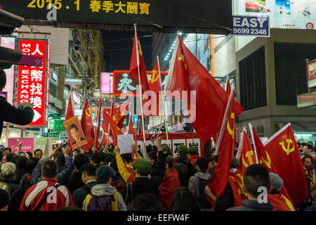 Manifestanti raffigurante come guardie rosse cinesi in un Anti-Chief Executive (Leung Chun-ying) protesta in Mong Kok, Hong Kong Foto Stock