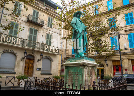 Statua di Frederic Mistral sulla piazza del Forum Arles, Bouches-du-Rhone, Francia Foto Stock