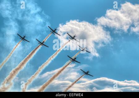 Formazione di aerei in volo in unisono a Atene air show, 2014, Grecia versione HDR Foto Stock