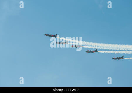 Formazione di aerei in volo in unisono a Atene air show, 2014, Grecia Foto Stock