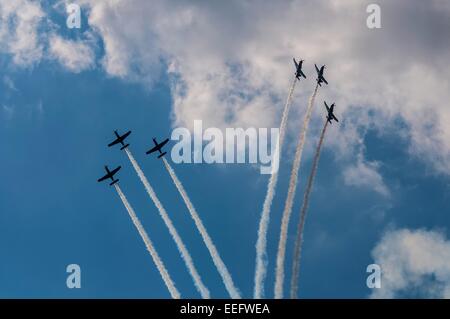 Formazione di aerei in volo in unisono a Atene air show, 2014, Grecia versione HDR Foto Stock