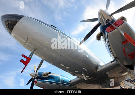 Vecchi aerei a turboelica visto da sotto Foto Stock