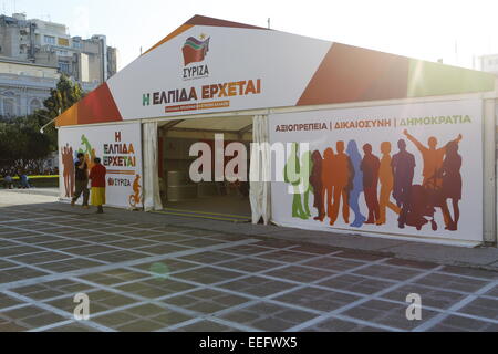 Atene, Grecia. Il 17 gennaio 2015. Il partito leader SYRIZA (Coalizione della sinistra radicale) hanno eretto una tenda in Piazza Klafthmonos con lo slogan "la speranza proviene' sopra l'ingresso. I partiti politici in Grecia immettere l'ultimo tratto della campagna elettorale con cabine e tende nel centro di Atene, distribuendo materiali elettorali. Le cabine sono uno dei modi principali di campagne offline, come elezione poster sono stati resi clandestini dal Sindaco di Atene Giorgos Kaminis. Credito: Michael Debets/Alamy Live News Foto Stock