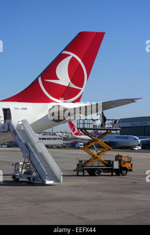 Istanbul, Turchia, ingegnere controlla una compagnia aerea macchina Turkish Airlines Foto Stock