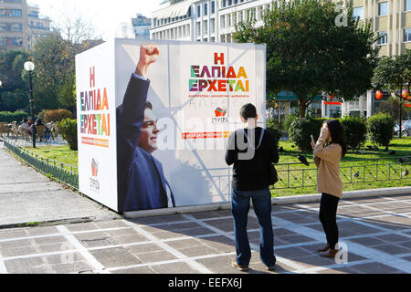 Atene, Grecia. Il 17 gennaio 2015. Un grande cartellone elettorale del partito leader SYRIZA (Coalizione della sinistra radicale) mostra il loro presidente Alexis Tsipras con un pugno chiuso e lo slogan "la speranza proviene'. I partiti politici in Grecia immettere l'ultimo tratto della campagna elettorale con cabine e tende nel centro di Atene, distribuendo materiali elettorali. Le cabine sono uno dei modi principali di campagne offline, come elezione poster sono stati resi clandestini dal Sindaco di Atene Giorgos Kaminis. Credito: Michael Debets/Alamy Live News Foto Stock