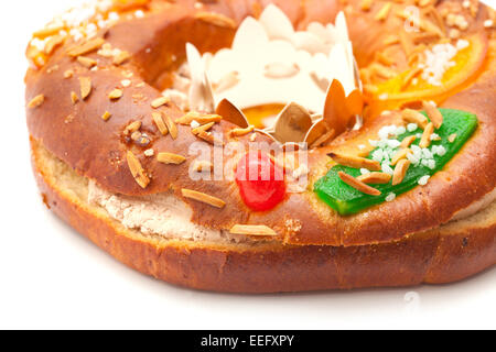 Tradizionale a forma di anello torta Roscon del Reyes isolati su sfondo bianco Foto Stock