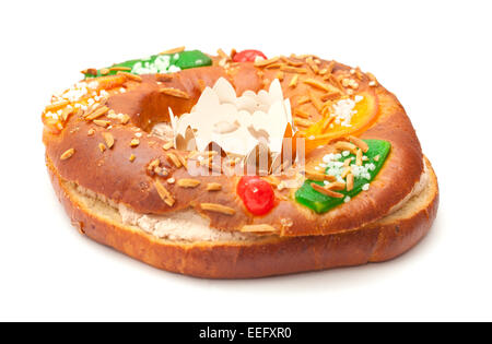 Tradizionale a forma di anello torta Roscon del Reyes isolati su sfondo bianco, focus su carta di piccole dimensioni corona in centro Foto Stock