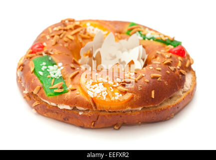 Tradizionale a forma di anello torta Roscon del Reyes isolati su sfondo bianco Foto Stock