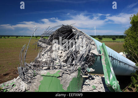 Langengrassau, Germania, la demolizione di una vecchia turbina eolica Foto Stock