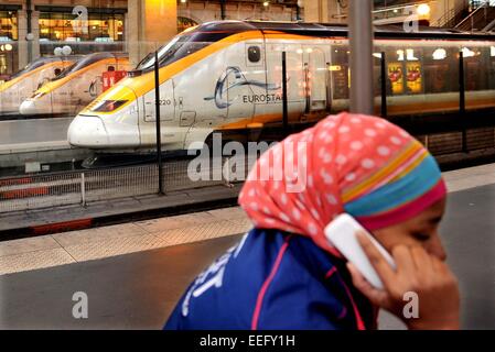 Parigi, Francia. Xvii gen, 2015. Un passeggero fa una chiamata di telefono oltre ad un treno Eurostar presso la stazione dei treni di Gare du Nord di Parigi, Francia, Gennaio 17, 2015. Tutti i servizi di Eurostar sono state sospese sabato a causa di un impianto di rilevamento del fumo nel tunnel sotto la Manica, Eurostar ha annunciato sabato. Tutti i treni sono state tornando a stazioni originali come il tunnel sotto la Manica che collega la Gran Bretagna e la Francia è stato chiuso fino a ulteriore avviso, Eurostar il team di customer care ha detto sul suo account Twitter. Credito: Chen Xiaowei/Xinhua/Alamy Live News Foto Stock