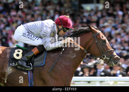 Royal Ascot, Toronado con Richard Hughes vince il Queen Anne Stakes fino Foto Stock