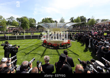 Royal Ascot, vincitori di presentazione. Toronado con Richard Hughes vince il Queen Anne Stakes fino Foto Stock