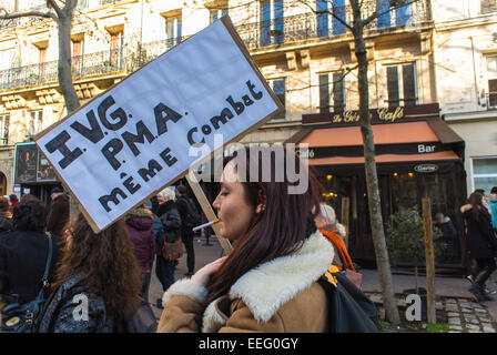 Parigi, Francia, gruppi di N.G.O., manifestazione di protesta femminista in onore del 40th anniversario della legalizzazione dell'aborto, donna che tiene il manifesto di protesta francese, chiedendo l'accesso a (gravidanze medicalmente assistite) donna femminista, pro protesta dell'aborto Foto Stock