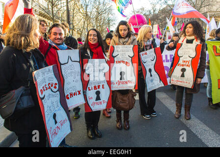 Parigi, Francia, gruppi di N.G.O. francesi, donne manifestanti femministe che marciano per i diritti nella dimostrazione in onore del 40 ° anniversario della legalizzazione della legge sull'aborto, tenendo poster di protesta francese, donne di sostegno, proteste pro aborto, segni di emancipazione femminile, poster femminista Foto Stock