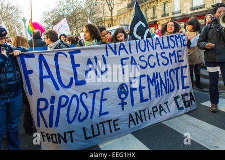 Parigi, Francia, gruppi dell'N.G.O. francese, manifestazione femminista in onore dell'anniversario della legalizzazione della legge sull'aborto, donne marching che tengono bandiere di protesta, antifascisti, pro aborto rally donne liberazione Foto Stock