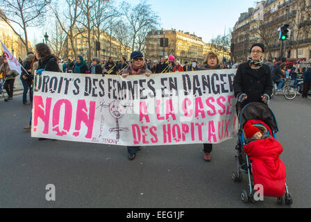 Parigi, Francia, i gruppi francesi N.G.O., la dimostrazione femminista in onore del 40° anniversario della legalizzazione della legge sull'aborto, i Banners di Holding 'NO to Hospital Budget Cuts' 'Pro Choice' sostengono le donne rally, proteste di bilancio Foto Stock