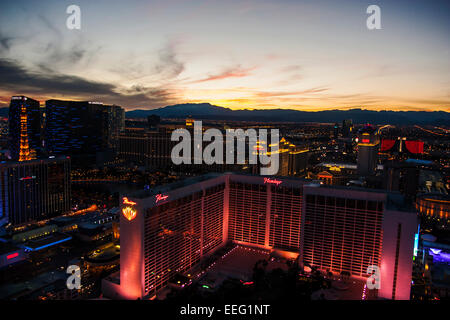 Las Vegas Strip e le montagne al tramonto dall'alto rullo Foto Stock