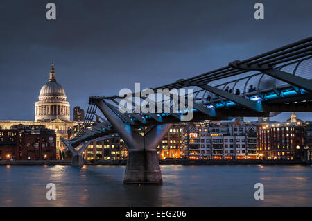 La cattedrale di St Paul e Millennium Bridge di notte Foto Stock