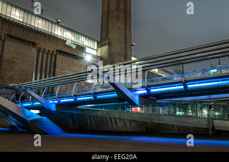 La Tate Modern e il Millenium Bridge di notte Foto Stock