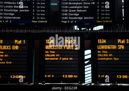 Scheda display a Moor Street Station, Birmingham REGNO UNITO mostra gli orari dei treni e le destinazioni/si arresta Foto Stock