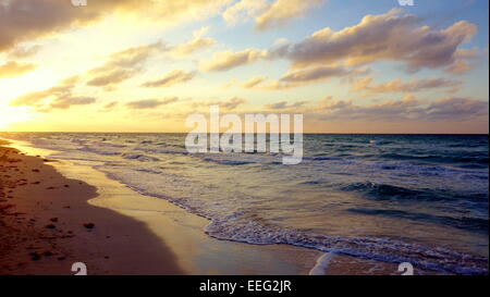 Tramonto su una spiaggia di Varadero, Cuba Foto Stock