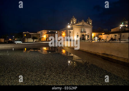 La piazza principale di Lagos, Portogallo durante la notte con la Chiesa di Santa Maria Foto Stock