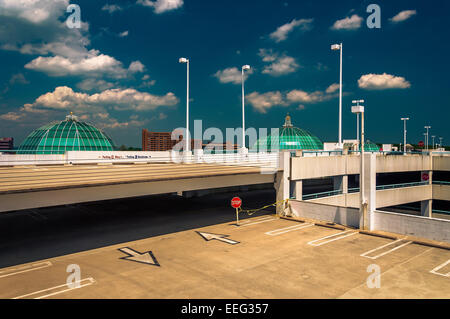 Parcheggio in garage e cupole sul tetto di Towson Town Center, Maryland. Foto Stock