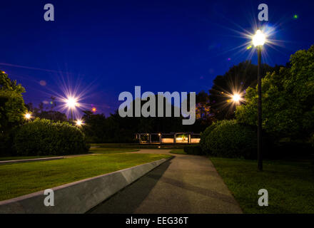 Percorso per la George Mason Memorial di notte a Washington, DC. Foto Stock