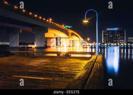 Pier e il Acosta ponte sopra il fiume Saint John fino a notte, a Jacksonville, in Florida. Foto Stock