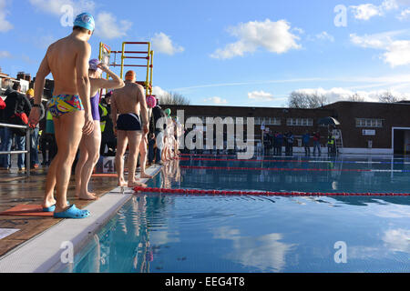 Londra, UK, 17 gennaio, 2015. Nuotatori allineati sul bordo della piscina prima di iniziare una corsa alla Collina del Parlamento Icy nuotare Hootenanny. Credito: Susanne Masters/Alamy Live News Foto Stock