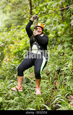 Oversized donna adulta su Zip Line viaggio vicino a Banos de Agua Santa Ecuador Foto Stock