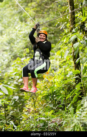 Oversized donna adulta su Zip Line viaggio vicino a Banos de Agua Santa Ecuador Foto Stock